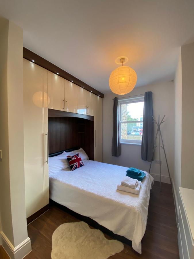 Notting Hill Next Door Bedroom In The Share Flat Londen Buitenkant foto