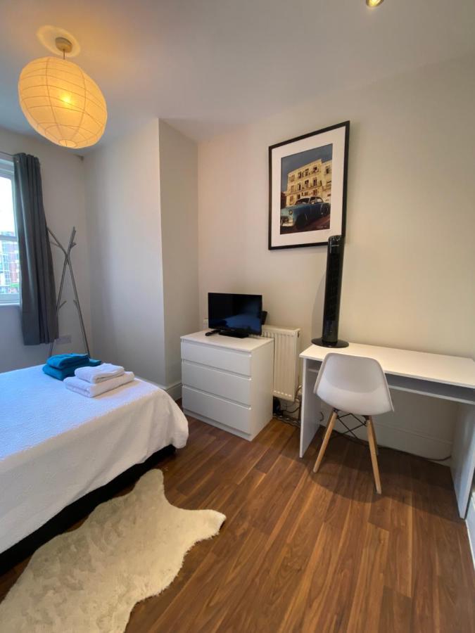 Notting Hill Next Door Bedroom In The Share Flat Londen Buitenkant foto
