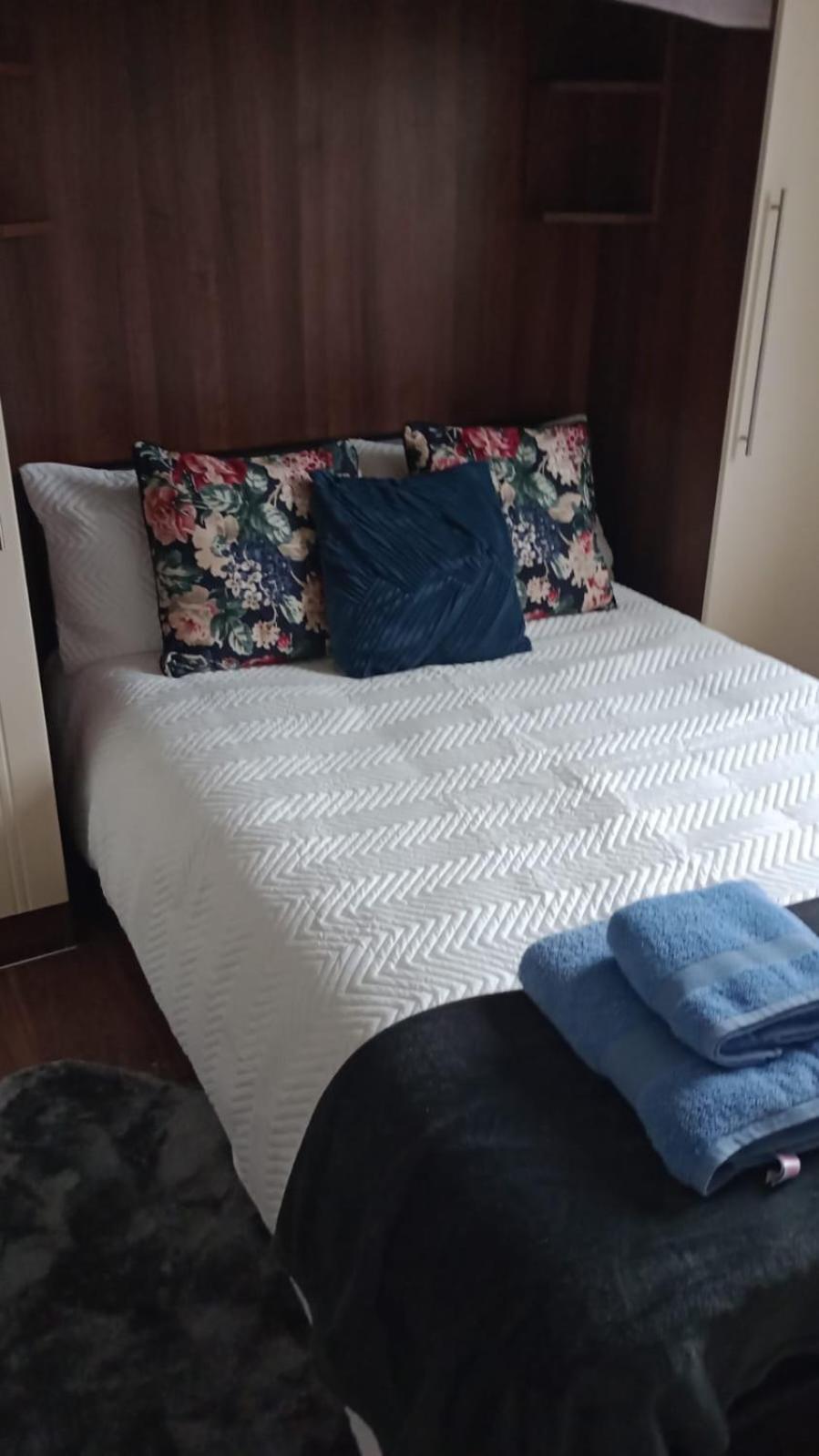 Notting Hill Next Door Bedroom In The Share Flat Londen Buitenkant foto