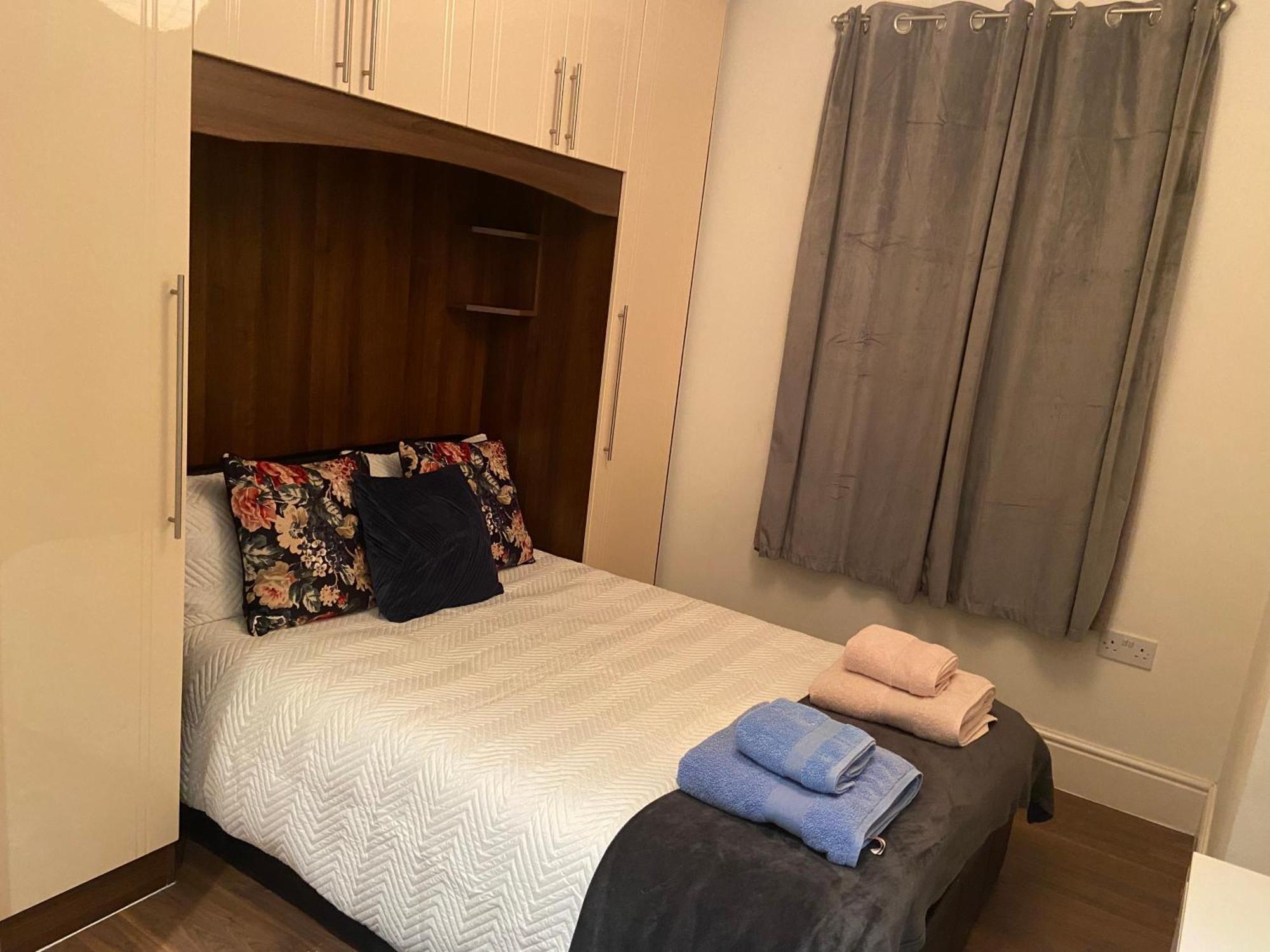 Notting Hill Next Door Bedroom In The Share Flat Londen Buitenkant foto